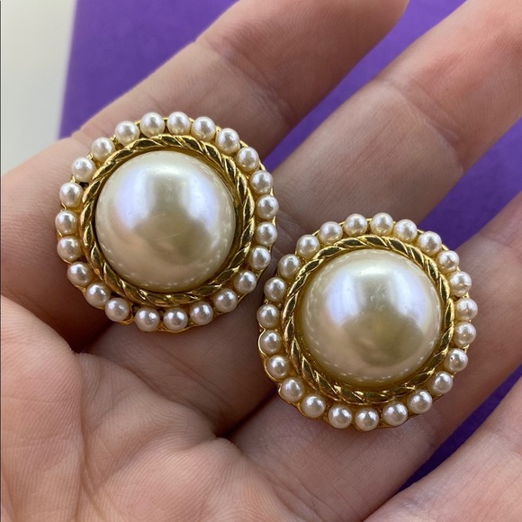💛 Elegant Richelieu Gold Plated Cream Pearl Clip On Earrings - Picture 3 of 4